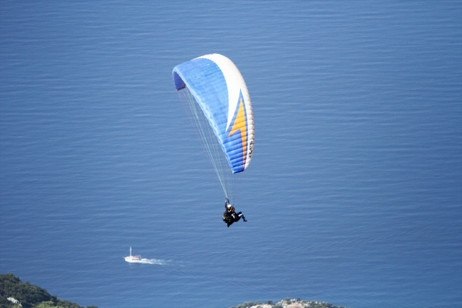 Fethiye'de paraşütçülerin gökyüzündeki görsel şovu ilgiyle izlendi